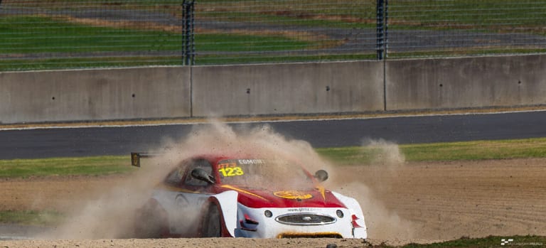 Modern circuit racing at Hampton Downs — motorsport photography by Ryan Watkinson