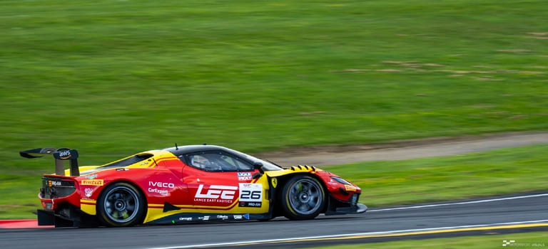 Modern circuit racing at Hampton Downs — motorsport photography by Ryan Watkinson