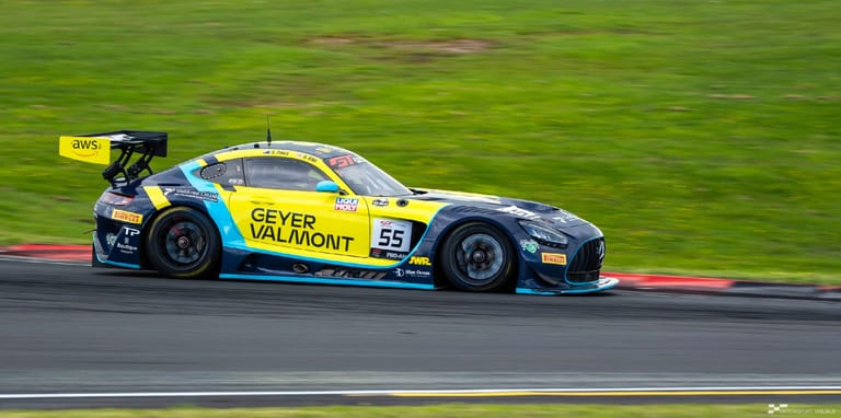 Modern circuit racing at Hampton Downs — motorsport photography by Ryan Watkinson