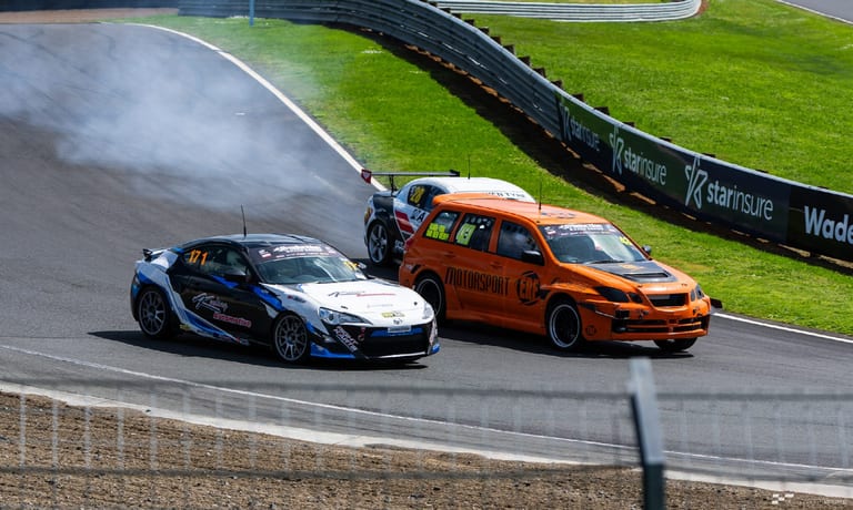 Modern circuit racing at Hampton Downs — motorsport photography by Ryan Watkinson